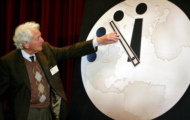 3 λεπτά πριν το τέλος του κόσμου δείχνει το Ρολόι της Αποκάλυψης
