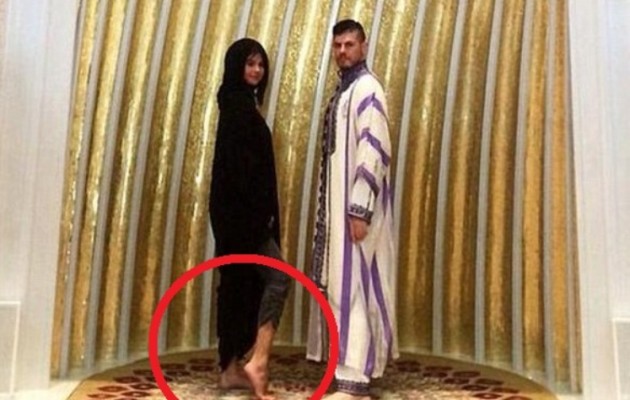 Έξαλλοι οι μουσουλμάνοι με τη Σελένα Γκόμεζ – Έδειξε αστράγαλο μέσα σε τζαμί!