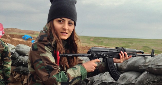 Η 26χρονη κομμώτρια που έγινε Πεσμεργκά και σκοτώνει τζιχαντιστές