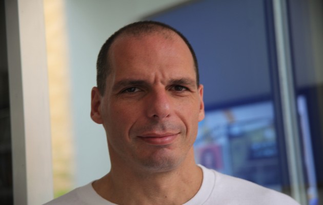 Βαρουφάκης: Η Ελλάδα δεσμευμένη να παραμείνει στην Ευρωζώνη