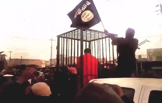 Το Ισλαμικό Κράτος περιφέρει σε κλουβιά 17 Κούρδους Πεσμεργκά (βίντεο)
