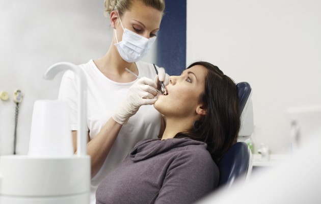 40χρονη οδοντίατρος έβγαζε δόντια χωρίς αποδείξεις