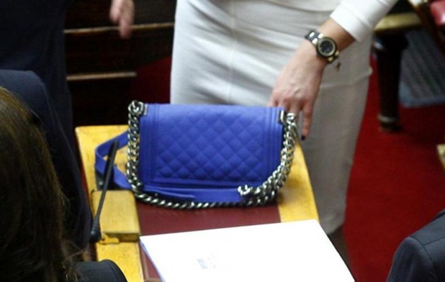 Δείτε ποια βουλευτίνα κυκλοφορεί στη Βουλή με τσάντα 6.100 ευρώ