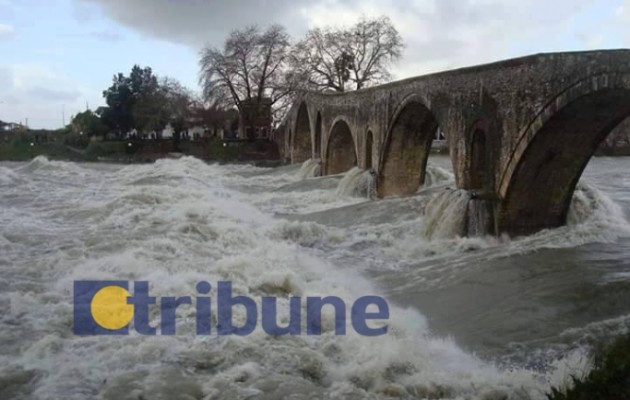 Ορμητική πλημμύρα στο Γιοφύρι της Άρτας (φωτογραφίες)