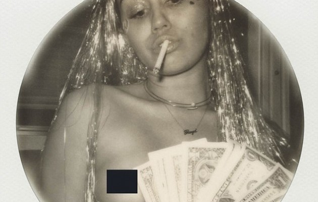 Η Μάιλι Σάιρους ποζάρει τόπλες με ένα… ύποπτο τσιγάρο στο στόμα!