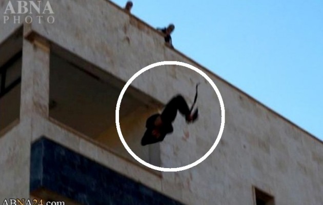 Το Ισλαμικό Κράτος πέταξε ομοφυλόφιλο από ταράτσα (σκληρές φωτογραφίες)
