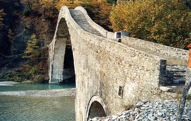 Σπίρτζης: Το γεφύρι της Πλάκας μπορεί να αποκατασταθεί