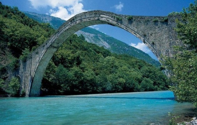 Κατέρρευσε το ιστορικό Γεφύρι της Πλάκας στην Ήπειρο