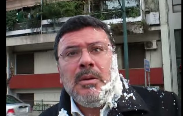 Ο δημοσιογράφος Χρήστος Ράπτης δέχθηκε επίθεση με γιαούρτι (βίντεο) | Tribune.gr