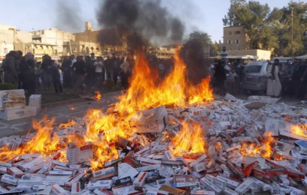Το Ισλαμικό Κράτος απαγορεύει το κάπνισμα με… αποκεφαλισμό!