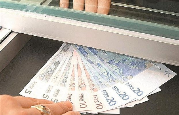 Μειώθηκαν οι καταθέσεις νοικοκυριών και επιχειρήσεων κατά 4,51 δισ. ευρώ τον Ιανουάριο