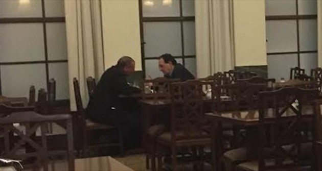 Ο Βαρουφάκης “ζυμώνει” τον Λαφαζάνη στο καφενείο της Βουλής