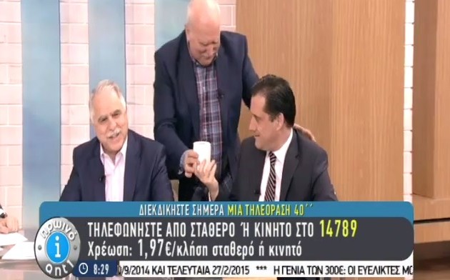 Ο Παπαδάκης έδωσε στον Άδωνι ένα ρολό χαρτί υγείας (βίντεο)