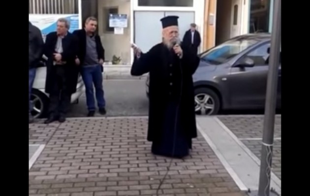 Δείτε τον παπα-Ηλία Υφαντή να “καταριέται” τους αντίχριστους που στηρίζουν Σαμαρά (βίντεο)