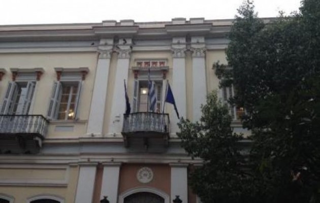 Υπέστηλε τη σημαία της ΕΕ ο “κόκκινος” δήμαρχος της Πάτρας