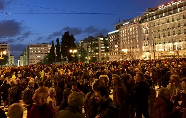 Στο Σύνταγμα χιλιάδες υπερασπίζονται τη Δημοκρατία και την Εθνική Κυριαρχία