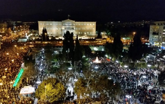 Λαοθάλασσα στο Σύνταγμα έστειλε ξεκάθαρο μήνυμα στην Ευρώπη – “Έως εδώ!”