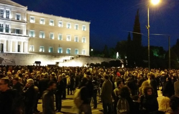 Χιλιάδες πολίτες συγκεντρώνονται στο Σύνταγμα (φωτογραφίες)
