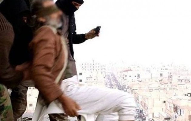 Τζιχαντιστές πετάνε ομοφυλόφιλο από ταράτσα (σκληρές εικόνες)