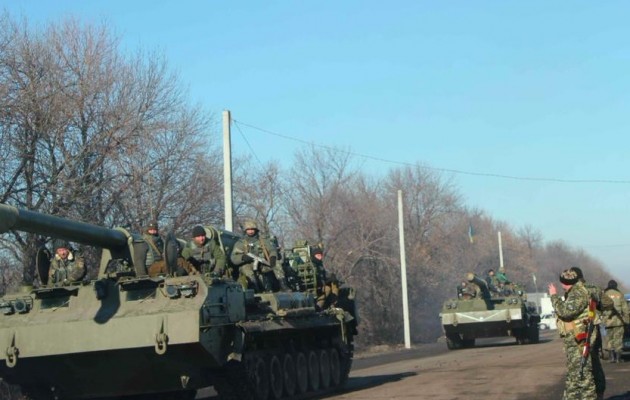 Δύο ρωσικές φάλαγγες με στρατιωτικό εξοπλισμό και τανκς χωρίς διακριτικά προς το Ντονέτσκ