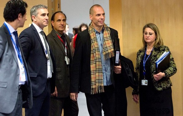 Ο Βαρουφάκης δίνει εξηγήσεις για το Burberry