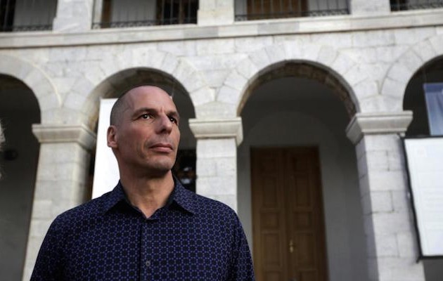 Financial Times: Ο Βαρουφάκης κινδυνεύει να κάνει το σφάλμα της Βρετανίας
