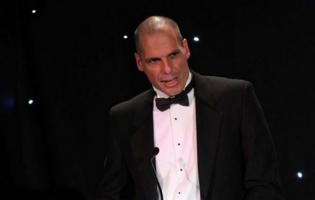 Χαμός στο Facebook – Βρήκαν τον Γιάνη Βαρουφάκη με παπιγιόν!