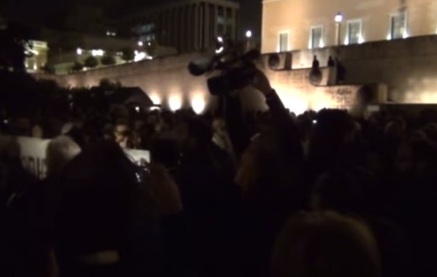 “Πότε θα κάνει ξαστεριά” τραγούδησαν οι Αθηναίοι μπροστά στη Βουλή