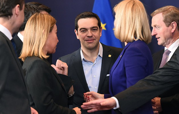 Δείτε ποιες είναι οι ξανθιές που “στρίμωξαν” τον Τσίπρα