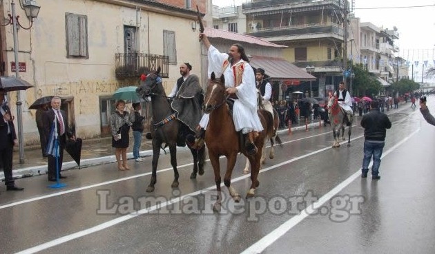 Ο Γκλέτσος στην παρέλαση με… άλογα και φυσεκλίκια (φωτο + βίντεο)