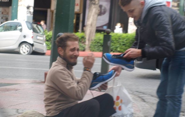 Συγκλονιστικές φωτογραφίες: Νεαρός αγοράζει παπούτσια σε ξυπόλυτο άστεγο