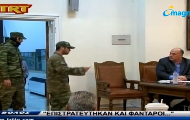 Φαντάροι ρώταγαν τον Μπέο ποια είναι η δημοτική σύμβουλος που κάνει καλό σεξ!