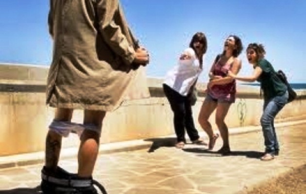 Συνελήφθη αλλοδαπός που “τον έδειχνε” μπροστά σε μαθήτριες