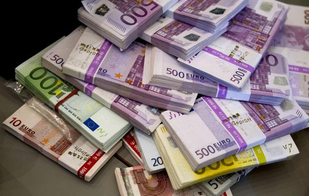 Bloomberg: Kρύβουν 10 δισ. ευρώ κάτω από τα στρώματά τους οι Έλληνες