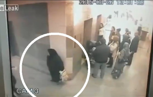 Το τι έκανε αυτή η γυναίκα δίπλα στο ασανσέρ απλώς δεν περιγράφεται (βίντεο)