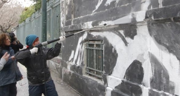 Μαζεύτηκαν “αυτοδιαχειριζόμενοι” να εμποδίσουν τον καθαρισμό του Πολυτεχνείου