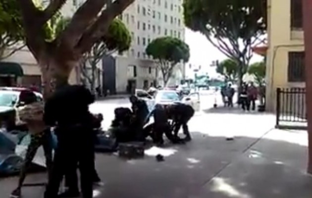 Αστυνομικοί σκοτώνουν εν ψυχρώ άστεγο στο Λος Άντζελες (βίντεο)