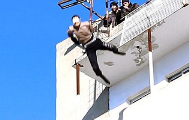 Το Ισλαμικό Κράτος πέταξε και άλλον ομοφυλόφιλο από ταράτσα (σκληρές εικόνες)