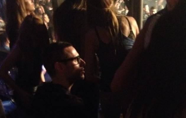 Ο Πάρης Κασιδόκωστας κάνει clubbing με… χαρέμι