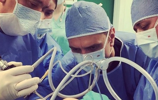 Ο Κικίλιας αναρτά φωτογραφίες στο Instagram μέσα από το χειρουργείο
