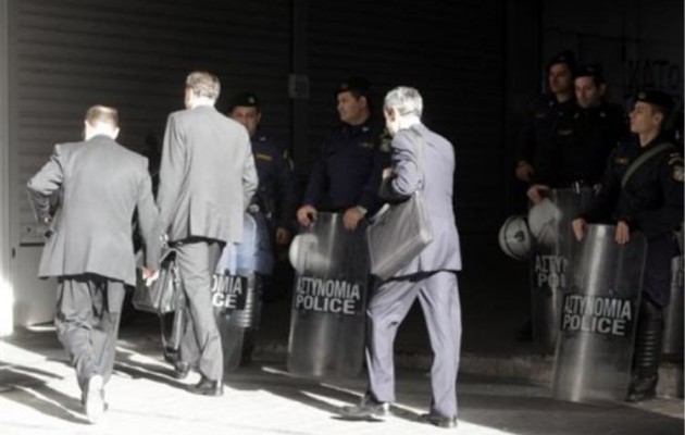 Διαβάστε τα… καψόνια στα τεχνικά κλιμάκια – «Μας πέταξαν έξω»