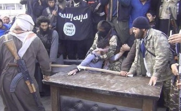 Το Ισλαμικό Κράτος έκοψε τα χέρια 6 νέων επειδή μιλούσαν στο κινητό