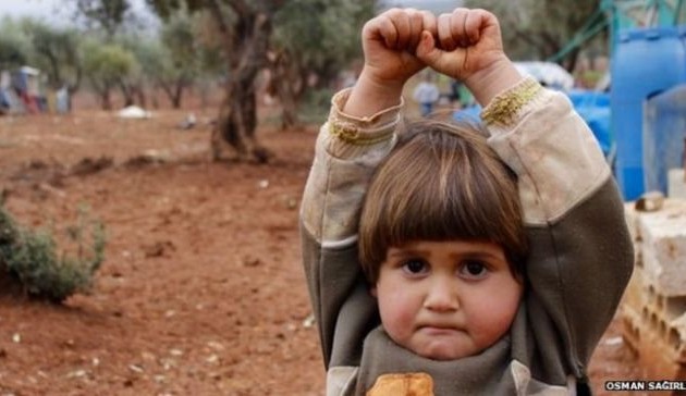 Συγκλονίζει: Κοριτσάκι μπροστά στην κάμερα σηκώνει τα χέρια νομίζοντας ότι είναι όπλο