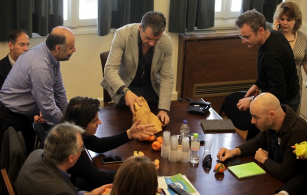 Στο Ποτάμι τρώνε μανταρίνια… Τρία πουλάκια κάθονταν!!!