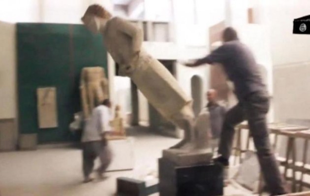 Οι τζιχαντιστές κατέστρεψαν αντίγραφα στο Μουσείο της Μοσούλης