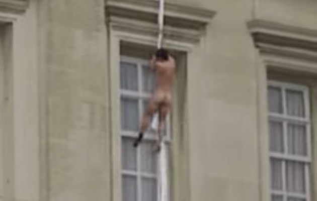 Γυμνός άνδρας προσπαθούσε να αποδράσει από το Μπάκιγχαμ! (βίντεο)