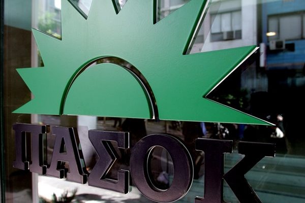 ΠΑΣΟΚ: Καλή παρέλαση με στρατιωτικές μπάντες και εθνικό λαϊκίστικες παράτες