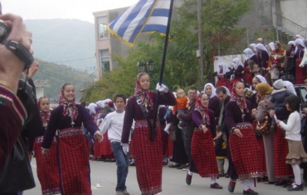 Το Ινστιτούτο Εκπαιδευτικής Πολιτικής “τουρκοποιεί” τα μουσουλμανάκια στη Θράκη – Οργή!