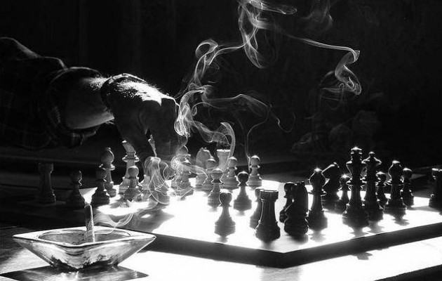 Η ίδια “παράσταση”, το ίδιο “παρασκήνιο”, με άλλους θεατρίνους…