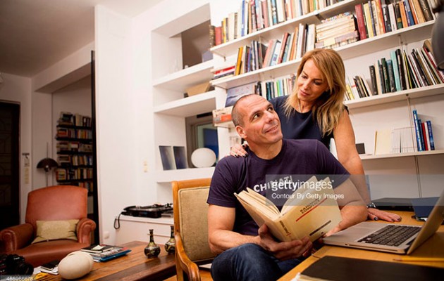 Παπαράτσι “πήδηξαν” στην αυλή του Βαρουφάκη – Μεγάλες στιγμές!